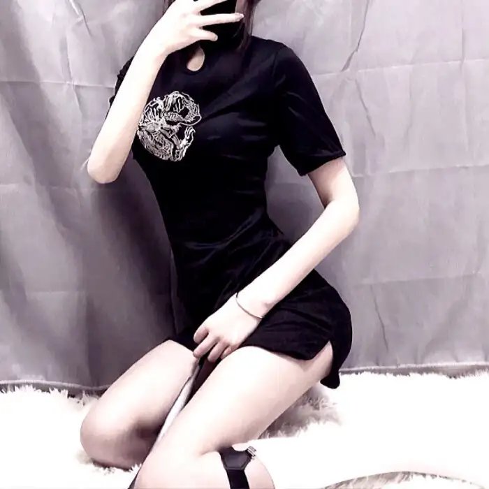 戴流苏耳环的少女